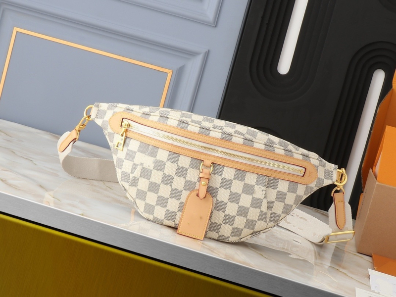 Ženska crossbody torba, gradski minimalistički stil, PVC materijal, poliester podstava, zatvaranje na zatvarač, unutarnja struktura: pretinac za telefon i pretinac s zatvaračem