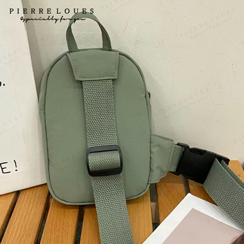 Torba za prsa s nišnim dizajnom od najlona, podstava od poliestera, zatvarač, trodimenzionalni vanjski oblik, unutarnji džepovi za telefon, dokumente i kameru