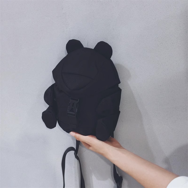 Nylonból készült keresztpántos kosár alakú táska – húzózsinórral záródó, egy vállpánttal, mindennapi használatra