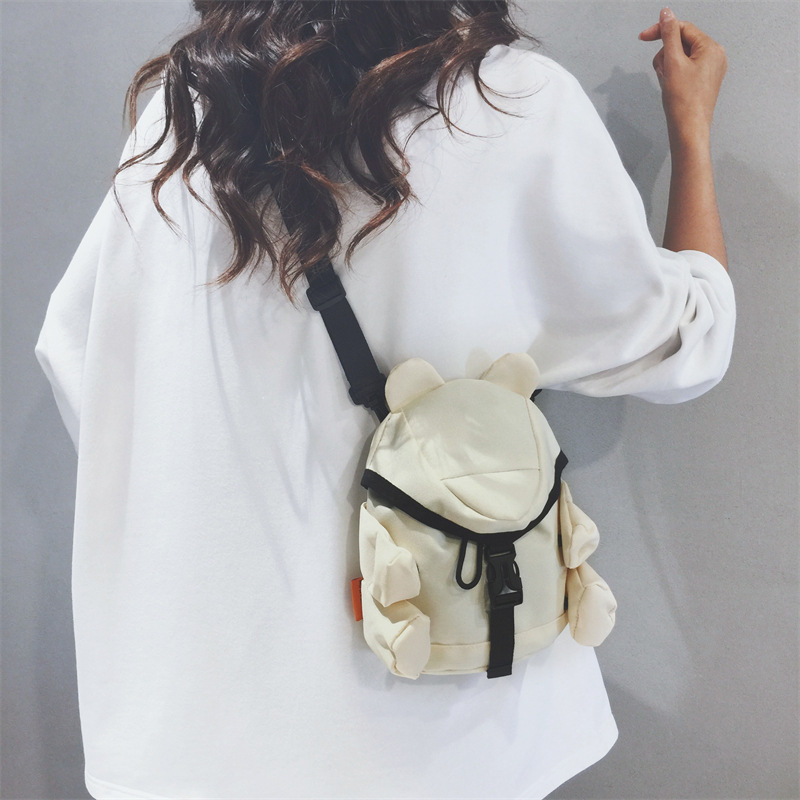 Nylonból készült keresztpántos kosár alakú táska – húzózsinórral záródó, egy vállpánttal, mindennapi használatra