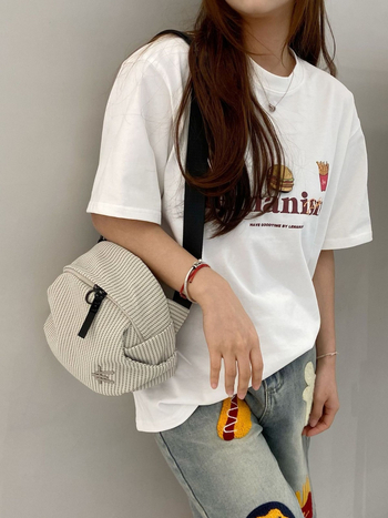 Ženska crossbody torbica – urbani minimalistički stil; PU materijal; zatvaranje na zip; podstava od poliestera; unutarnja pretinica sa zatvaračem