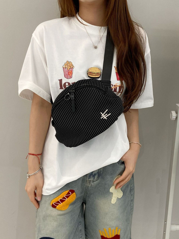 Ženska crossbody torbica – urbani minimalistički stil; PU materijal; zatvaranje na zip; podstava od poliestera; unutarnja pretinica sa zatvaračem