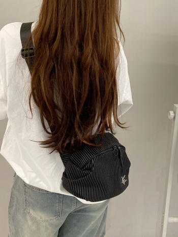 Ženska crossbody torbica – urbani minimalistički stil; PU materijal; zatvaranje na zip; podstava od poliestera; unutarnja pretinica sa zatvaračem