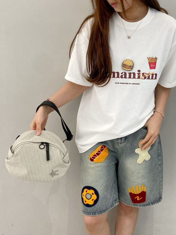 Ženska crossbody torbica – urbani minimalistički stil; PU materijal; zatvaranje na zip; podstava od poliestera; unutarnja pretinica sa zatvaračem