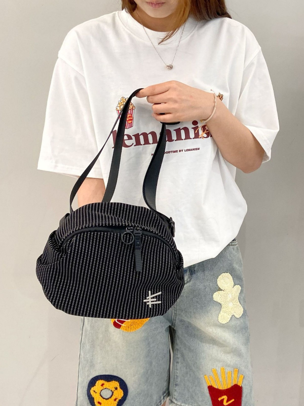 Ženska crossbody torbica – urbani minimalistički stil; PU materijal; zatvaranje na zip; podstava od poliestera; unutarnja pretinica sa zatvaračem