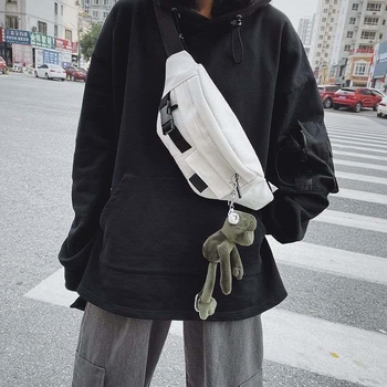 Vászon keresztpántos oldaltáska, kis négyzet alakú, cipzáras nyitás, belső cipzáras zseb, városi stílus