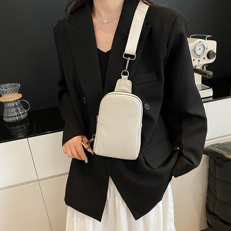 Női bőrtáska vállon, nagy kapacitású (Anyag: valódi bőr; Első réteg tehénbőr; Zárás: cipzár; Belső szerkezet: laminált cipzáros zseb; Belső bélés: poliészter)