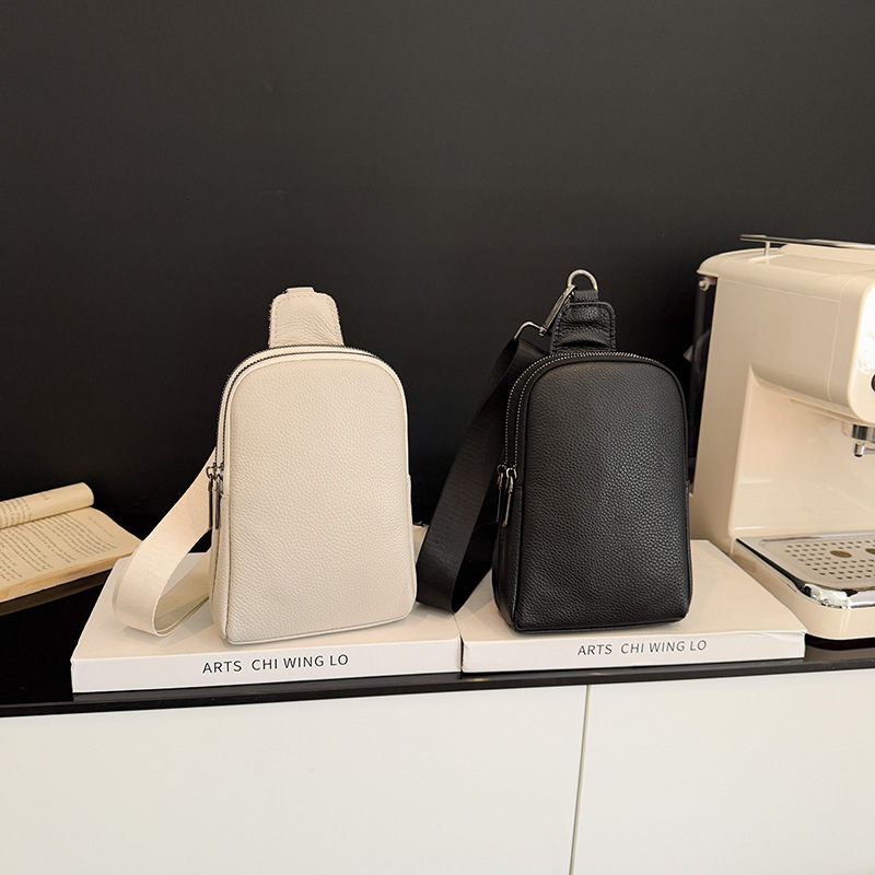 Női bőrtáska vállon, nagy kapacitású (Anyag: valódi bőr; Első réteg tehénbőr; Zárás: cipzár; Belső szerkezet: laminált cipzáros zseb; Belső bélés: poliészter)