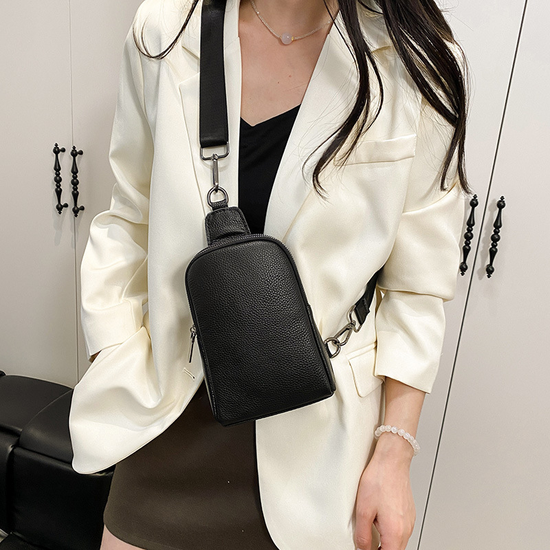 Női bőrtáska vállon, nagy kapacitású (Anyag: valódi bőr; Első réteg tehénbőr; Zárás: cipzár; Belső szerkezet: laminált cipzáros zseb; Belső bélés: poliészter)