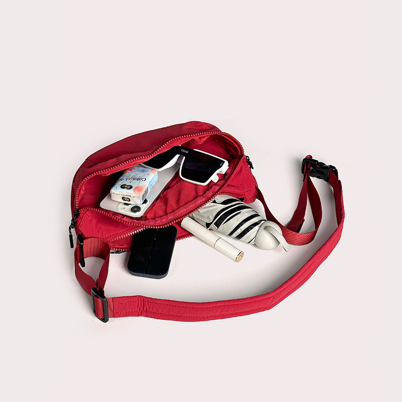 Crossbody torba s gradskim stilom, od Oxford platna, zatvaranje na zip, podstava od poliestera, unutarnja zip džep i džep s zipsom