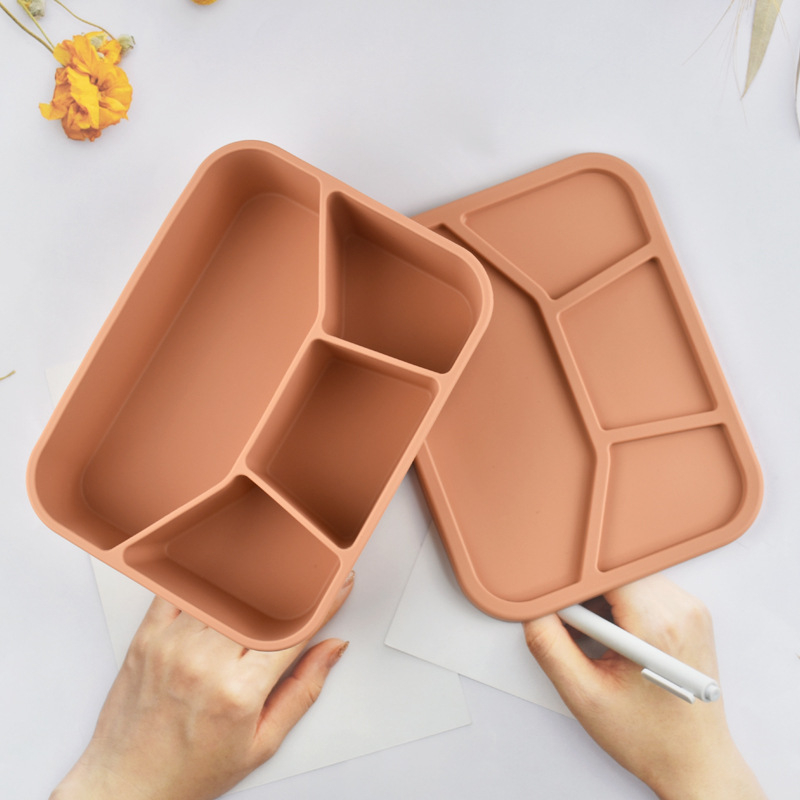 Szilikonból készült ebédes doboz négy rekesszel, mikrohullámú sütőben használható, zárható és hordozható, kapacitás 800–1000 ml