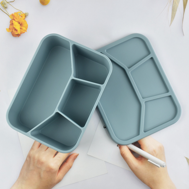 Szilikonból készült ebédes doboz négy rekesszel, mikrohullámú sütőben használható, zárható és hordozható, kapacitás 800–1000 ml