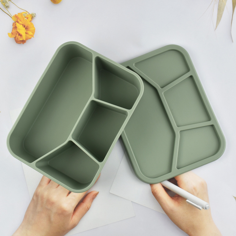 Szilikonból készült ebédes doboz négy rekesszel, mikrohullámú sütőben használható, zárható és hordozható, kapacitás 800–1000 ml