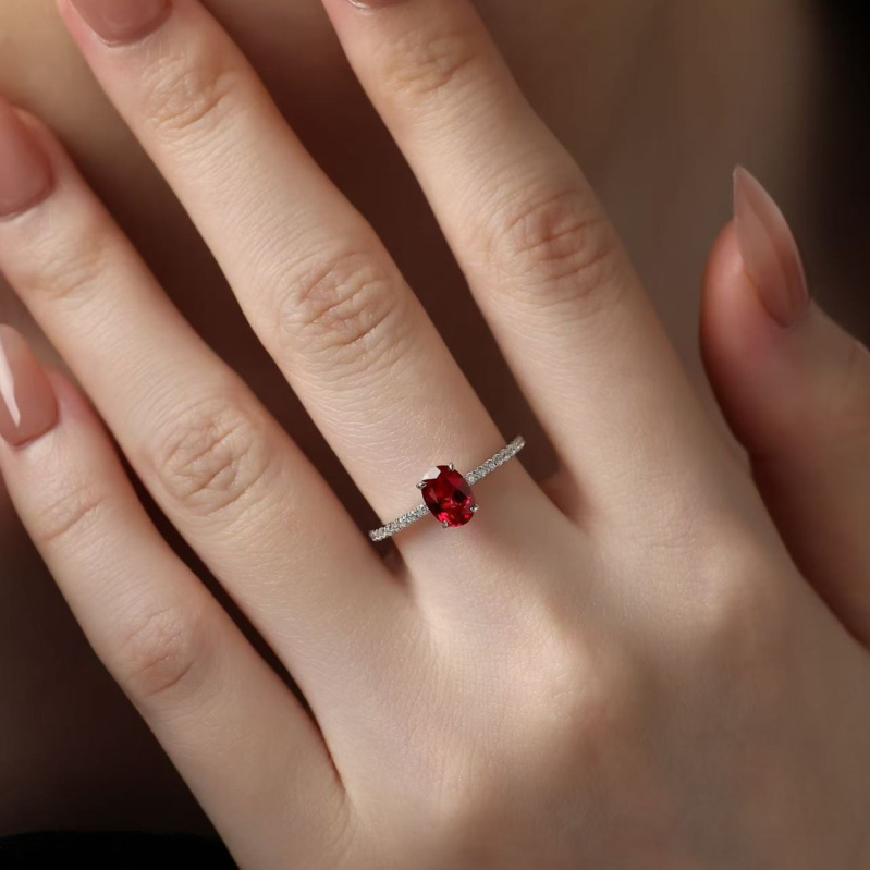 925-ös ezüst gyűrű laborban nevelt rubinnal, 1 karat, tojás alakú, háromféle viselet
