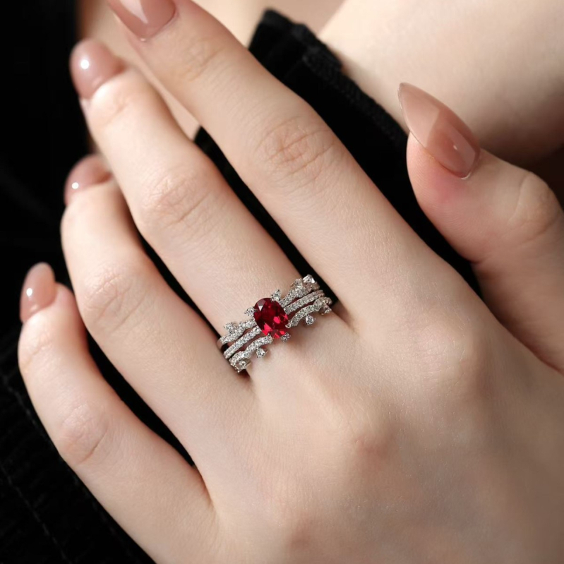 925-ös ezüst gyűrű laborban nevelt rubinnal, 1 karat, tojás alakú, háromféle viselet