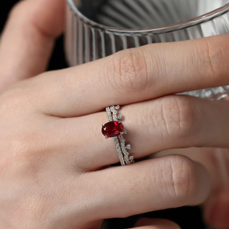 925-ös ezüst gyűrű laborban nevelt rubinnal, 1 karat, tojás alakú, háromféle viselet