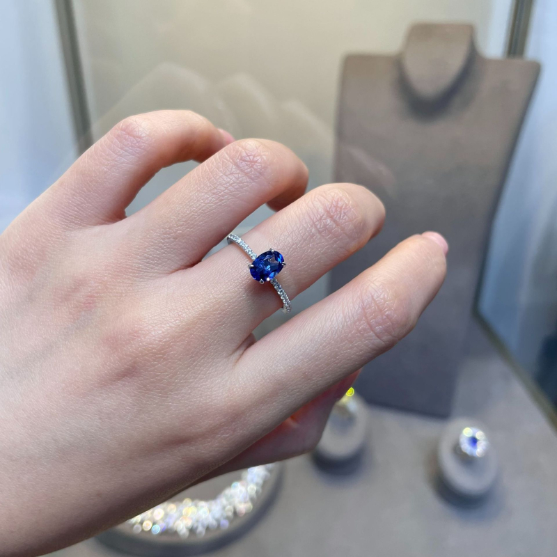 925-ös ezüst gyűrű laborban nevelt rubinnal, 1 karat, tojás alakú, háromféle viselet