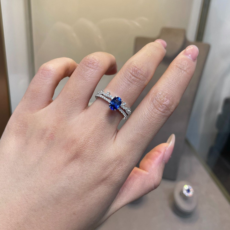 925-ös ezüst gyűrű laborban nevelt rubinnal, 1 karat, tojás alakú, háromféle viselet