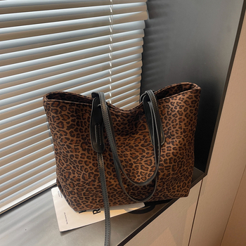 Torbica Tote od velura – vodoravni kvadratni oblik, zatvaranje na zip, unutarnja džep sa zipom