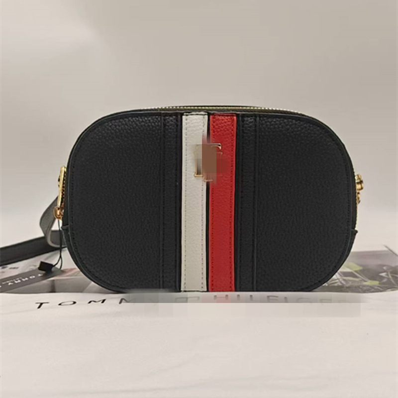 Ženska crossbody torbica - cilindrični oblik, otvor na zip, unutarnja džep s zipom, meka materija, jedna naramenica, ljeto 2024