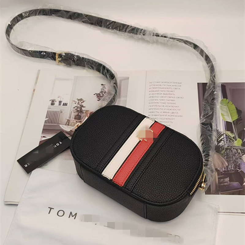 Ženska crossbody torbica - cilindrični oblik, otvor na zip, unutarnja džep s zipom, meka materija, jedna naramenica, ljeto 2024