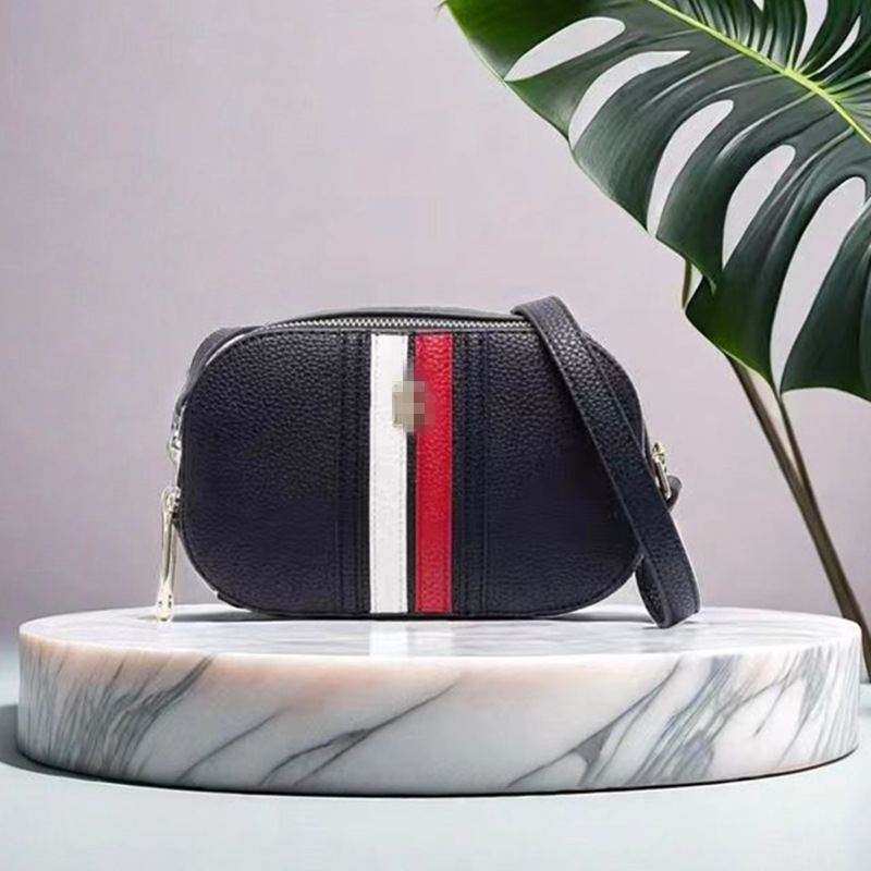 Ženska crossbody torbica - cilindrični oblik, otvor na zip, unutarnja džep s zipom, meka materija, jedna naramenica, ljeto 2024