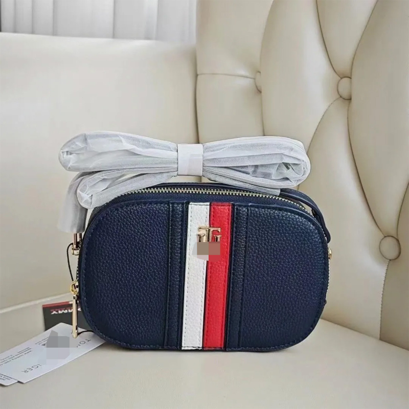 Ženska crossbody torbica - cilindrični oblik, otvor na zip, unutarnja džep s zipom, meka materija, jedna naramenica, ljeto 2024