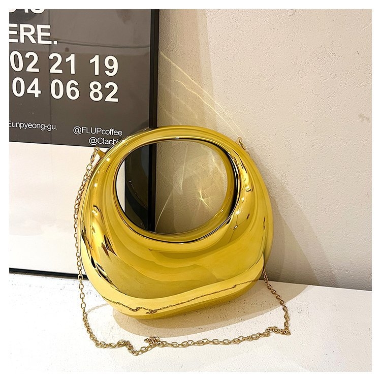 Akrilna torbica u obliku polumjeseca sa magnetskim zatvaračem, unutarnji pretinci za telefon i iskaznicu