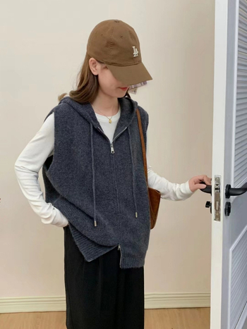 Γιλέκο με κουκούλα και φερμουάρ – χωρίς μανίκια, πλεκτό, σε χαλαρή γραμμή, κορεατικού στυλ; ύφασμα πολυεστέρα/ακρυλικό, μήκος 50–65 εκ