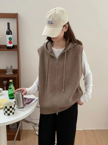Γιλέκο με κουκούλα και φερμουάρ – χωρίς μανίκια, πλεκτό, σε χαλαρή γραμμή, κορεατικού στυλ; ύφασμα πολυεστέρα/ακρυλικό, μήκος 50–65 εκ