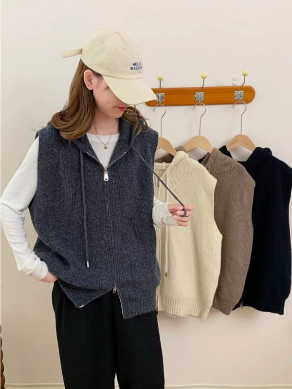 Γιλέκο με κουκούλα και φερμουάρ – χωρίς μανίκια, πλεκτό, σε χαλαρή γραμμή, κορεατικού στυλ; ύφασμα πολυεστέρα/ακρυλικό, μήκος 50–65 εκ