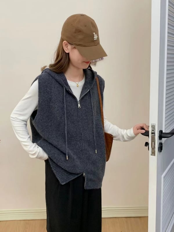 Γιλέκο με κουκούλα και φερμουάρ – χωρίς μανίκια, πλεκτό, σε χαλαρή γραμμή, κορεατικού στυλ; ύφασμα πολυεστέρα/ακρυλικό, μήκος 50–65 εκ