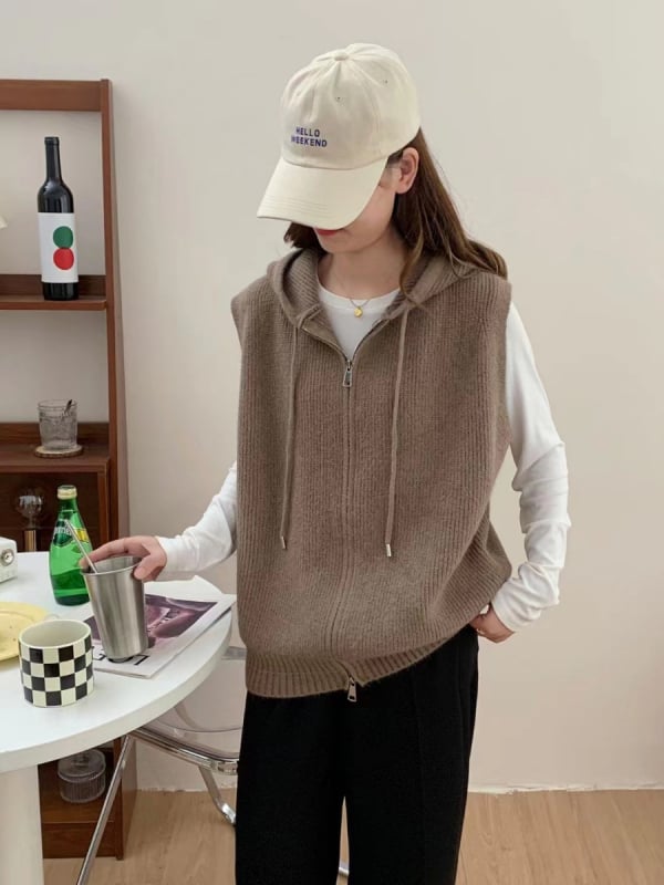 Γιλέκο με κουκούλα και φερμουάρ – χωρίς μανίκια, πλεκτό, σε χαλαρή γραμμή, κορεατικού στυλ; ύφασμα πολυεστέρα/ακρυλικό, μήκος 50–65 εκ