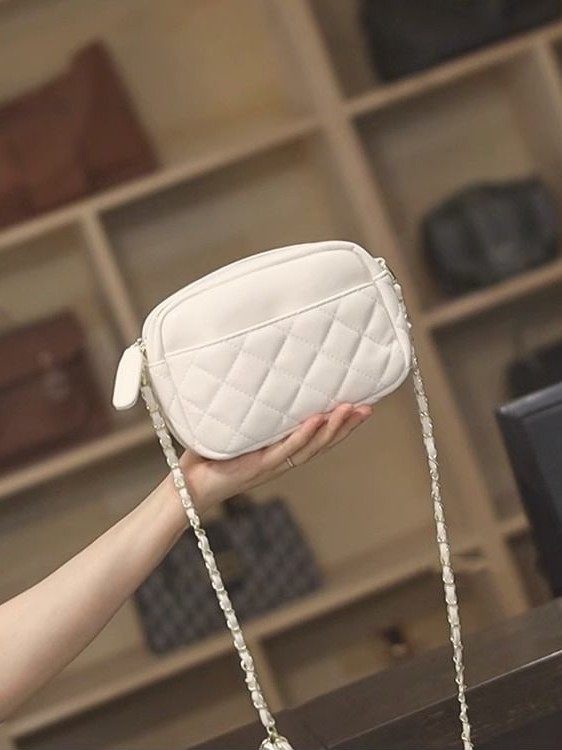 Mala crossbody torbica s rhombus uzorkom, PU materijal, zatvaranje na zip, skrivena džep, jedan remen, gradski minimalistički stil