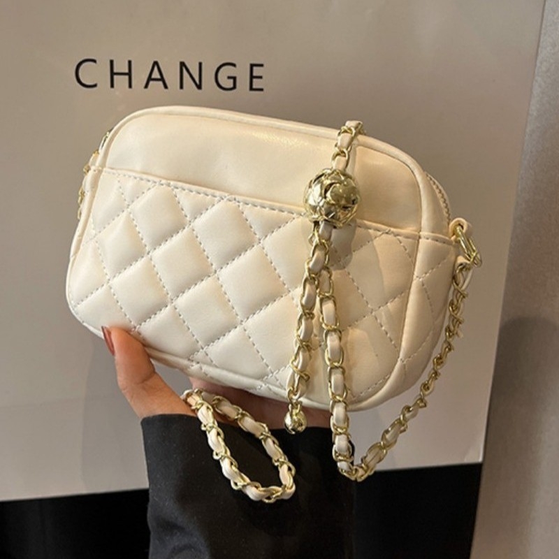Mala crossbody torbica s rhombus uzorkom, PU materijal, zatvaranje na zip, skrivena džep, jedan remen, gradski minimalistički stil