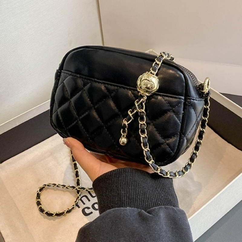 Mala crossbody torbica s rhombus uzorkom, PU materijal, zatvaranje na zip, skrivena džep, jedan remen, gradski minimalistički stil