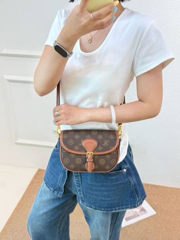 Monika qiqi Crossbody torba - PVC, horizontalni kvadratni oblik, zakriveno otvaranje, unutarnja džep za telefon, proljeće 2025