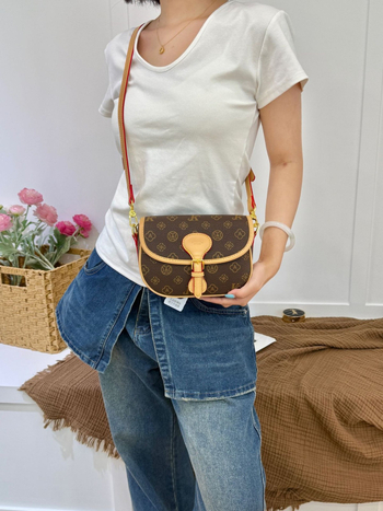 Monika qiqi Crossbody torba - PVC, horizontalni kvadratni oblik, zakriveno otvaranje, unutarnja džep za telefon, proljeće 2025