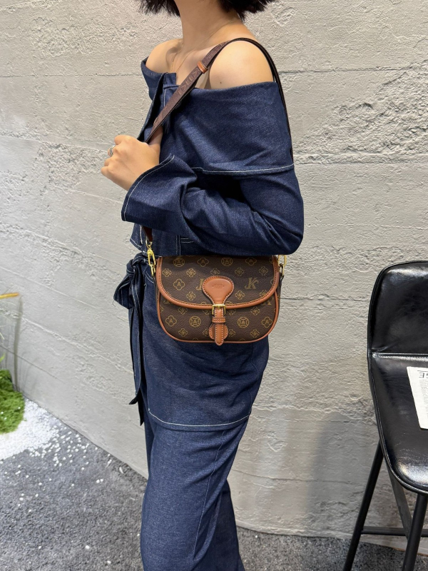 Monika qiqi Crossbody torba - PVC, horizontalni kvadratni oblik, zakriveno otvaranje, unutarnja džep za telefon, proljeće 2025