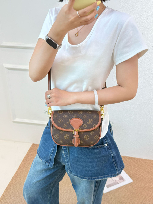 Monika qiqi Crossbody torba - PVC, horizontalni kvadratni oblik, zakriveno otvaranje, unutarnja džep za telefon, proljeće 2025