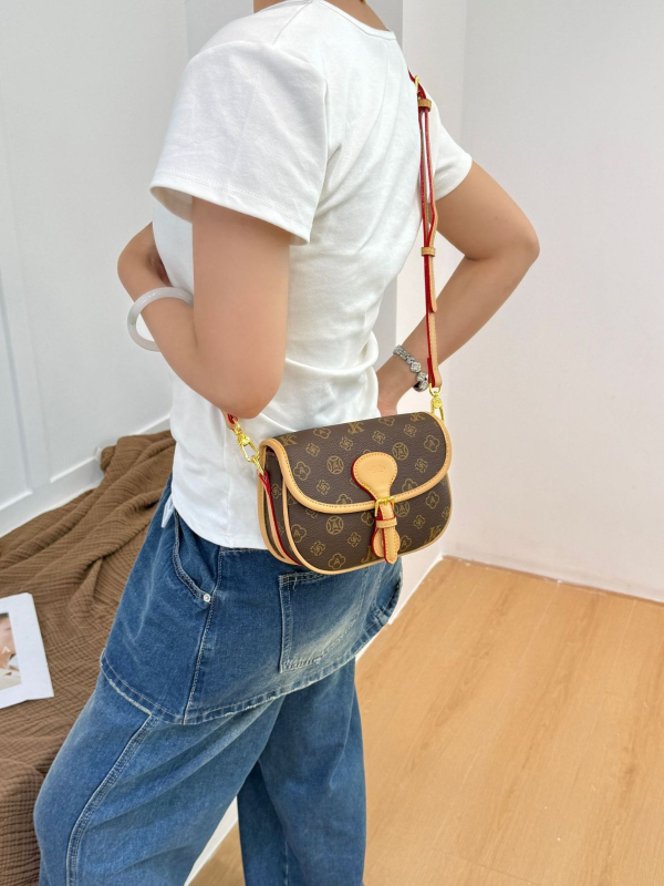 Monika qiqi Crossbody torba - PVC, horizontalni kvadratni oblik, zakriveno otvaranje, unutarnja džep za telefon, proljeće 2025