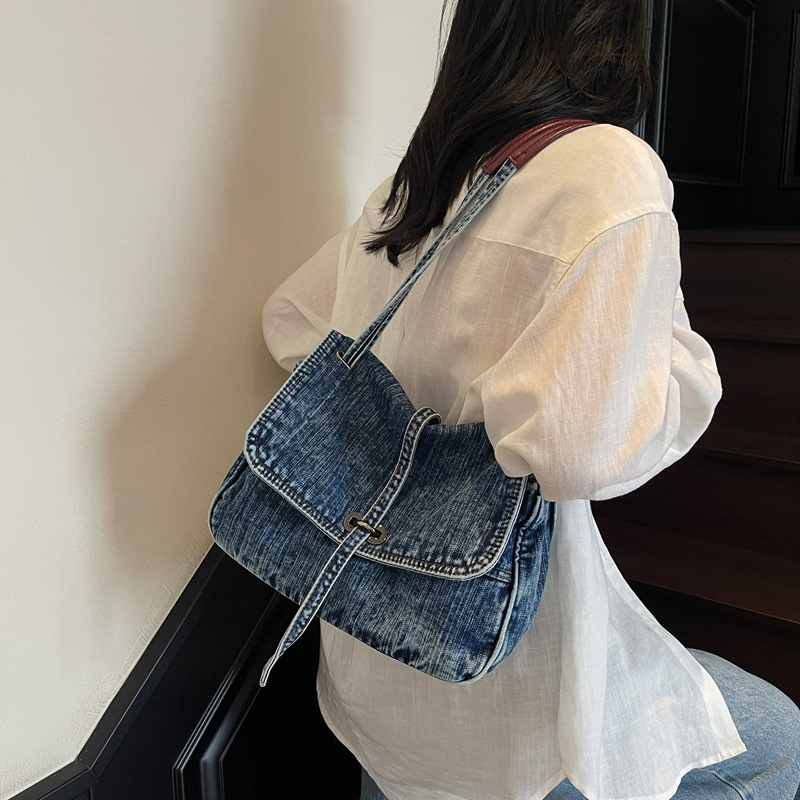 Ženska denim crossbody torba, gradski stil, horizontalni kvadratni oblik, otvaranje s poklopcem, unutarnja džep za dokumente
