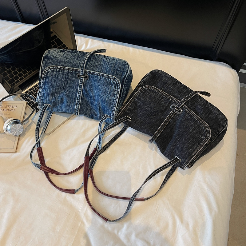 Ženska denim crossbody torba, gradski stil, horizontalni kvadratni oblik, otvaranje s poklopcem, unutarnja džep za dokumente