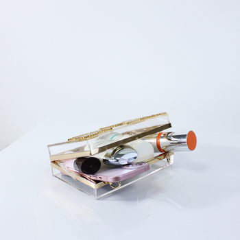 Akril láncos táska, vízszintes téglalap alakú, kis négyzet stílus, mágneszár, belső bélés szintetikus bőrrel