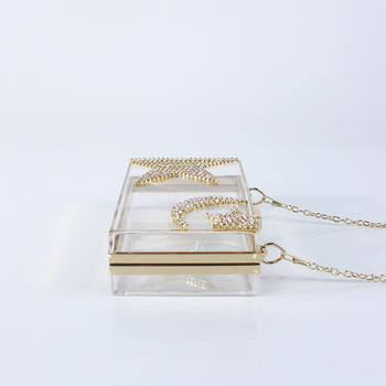 Akril láncos táska, vízszintes téglalap alakú, kis négyzet stílus, mágneszár, belső bélés szintetikus bőrrel