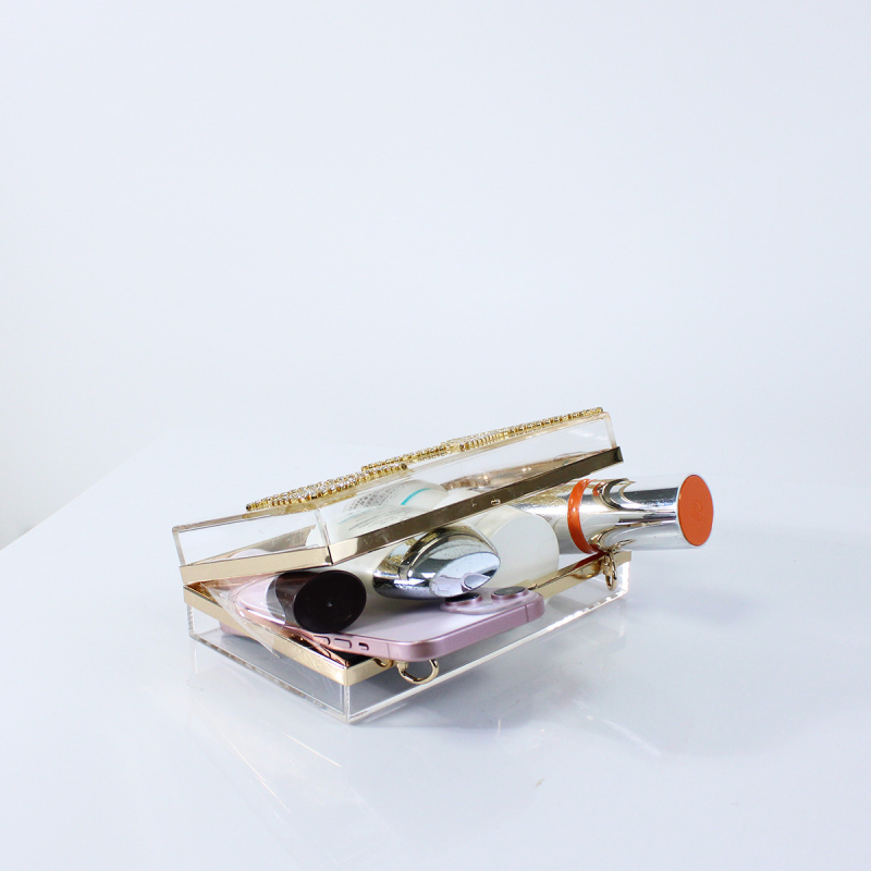 Akril láncos táska, vízszintes téglalap alakú, kis négyzet stílus, mágneszár, belső bélés szintetikus bőrrel