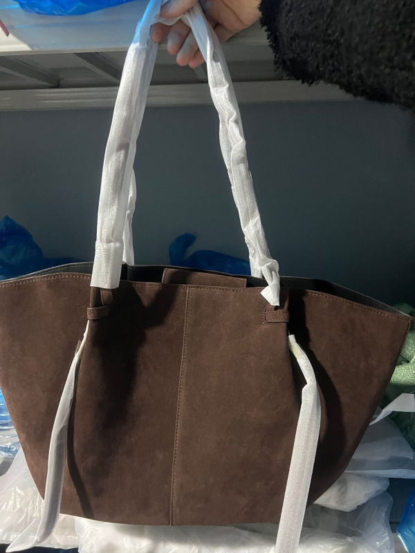 Vintage velur Wing tote torba (Materijal: velur; Podstava: sintetička koža; Oblik torbe: vodoravni kvadrat; Otvaranje: zatvoren; Godina: proljeće 2025)