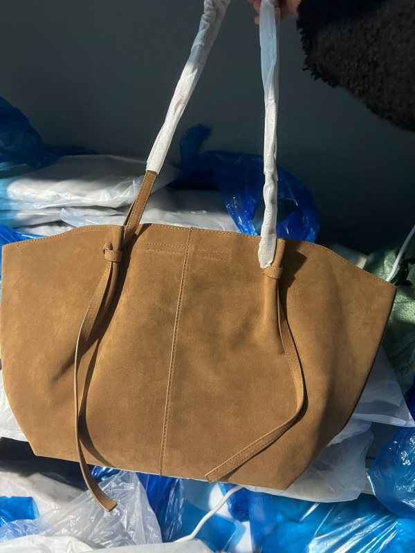 Vintage velur Wing tote torba (Materijal: velur; Podstava: sintetička koža; Oblik torbe: vodoravni kvadrat; Otvaranje: zatvoren; Godina: proljeće 2025)