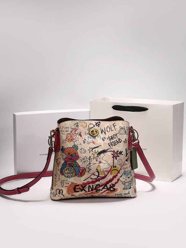 Crossbody torba u gradsko-street stilu, PU koža, horizontalni kvadratni oblik, podstava od sintetičke kože, džep za mobitel