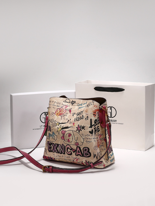 Crossbody torba u gradsko-street stilu, PU koža, horizontalni kvadratni oblik, podstava od sintetičke kože, džep za mobitel